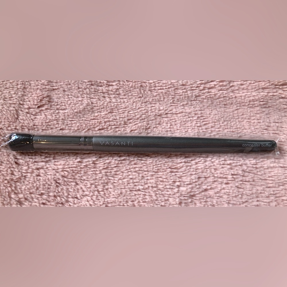 BNIB Vasanti concealer buffer / undereye setting brush